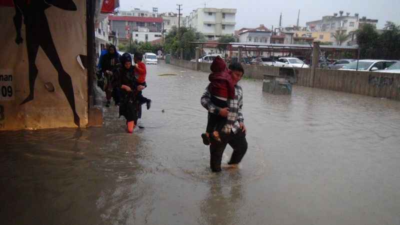 Mersin’de sağanak yağış sele neden oldu Mersin’de sağanak yağış sele neden oldu