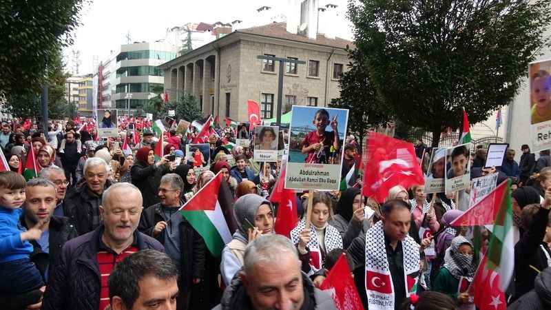 Trabzon'da çocuklar Filistin'e destek için yürüdüler Trabzon'da çocuklar Filistin'e destek için yürüdüler