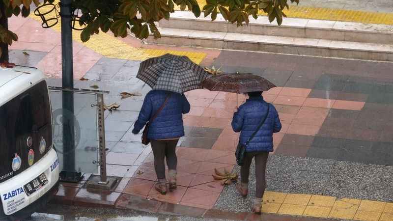 Aniden bastıran sağanak vatandaşlara zor anlar yaşattı Aniden bastıran sağanak vatandaşlara zor anlar yaşattı
