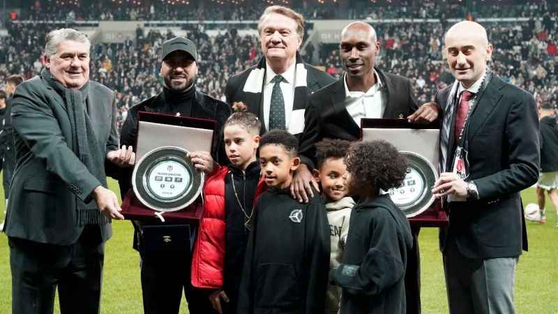 Beşiktaş'ta Quaresma ve Atiba’ya plaket verildi Beşiktaş'ta Quaresma ve Atiba’ya plaket verildi