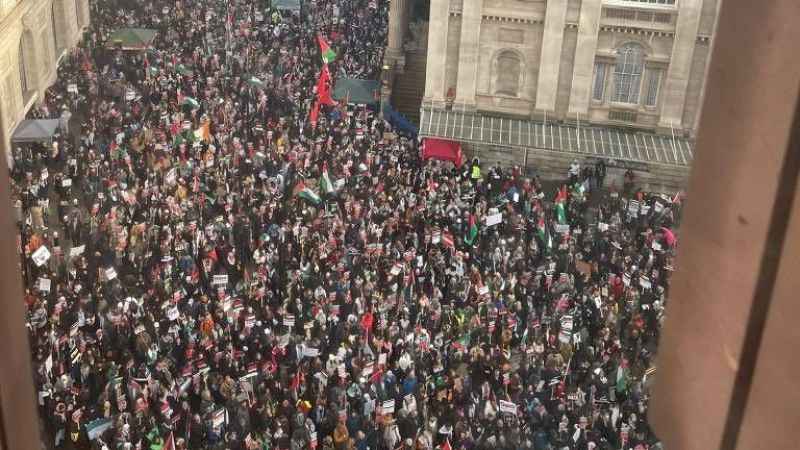 Londra’da on binlerce kişiden Filistin’e destek protestosu Londra’da on binlerce kişiden Filistin’e destek protestosu