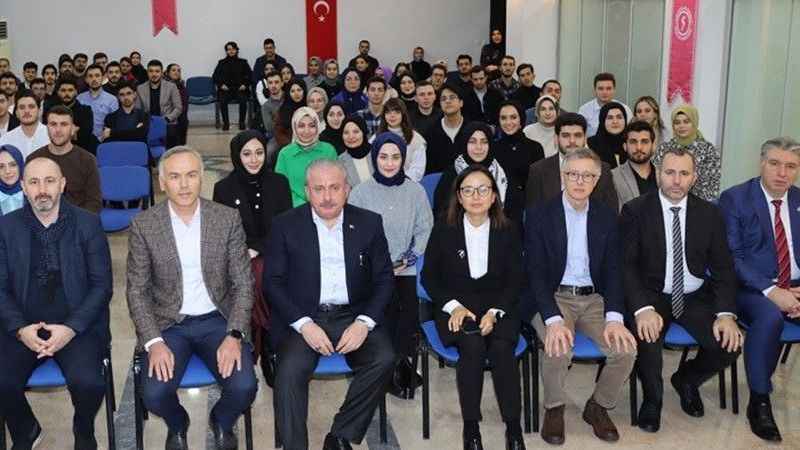Eski TBMM Başkanı Şentop, Yalova’da söyleşi programına katıldı Eski TBMM Başkanı Şentop, Yalova’da söyleşi programına katıldı
