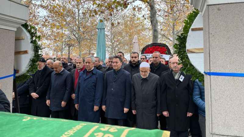 Deva Partisi lideri Babacan’ın annesi son yolculuğuna uğurlandı Deva Partisi lideri Babacan’ın annesi son yolculuğuna uğurlandı