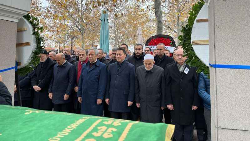 Deva Partisi lideri Babacan’ın annesi son yolculuğuna uğurlandı Deva Partisi lideri Babacan’ın annesi son yolculuğuna uğurlandı