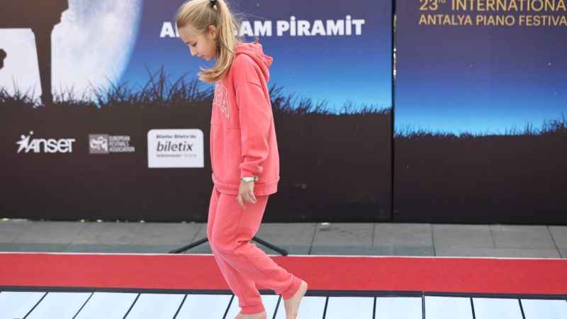 Piyanonun ustaları dev klavyede hünerlerini sergiledi