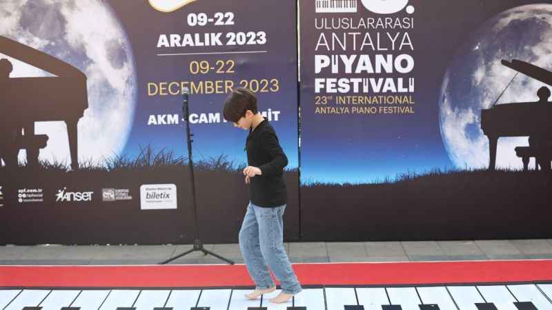 Piyanonun ustaları dev klavyede hünerlerini sergiledi