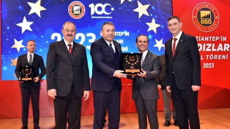 Sanko Holding asırlık firma ödülü aldı