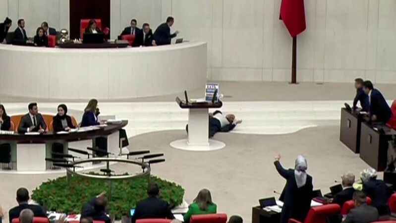 SP'li Hasan Bitmez kürsüde kalp krizi geçirdi