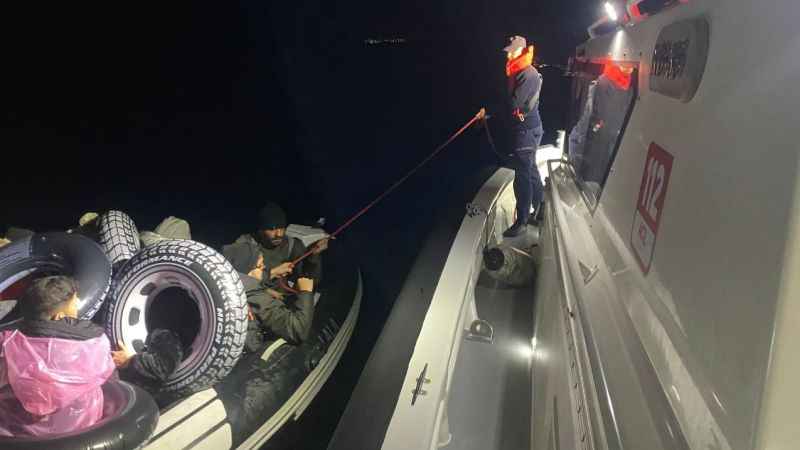 Lastik botları arızalanan göçmenleri Sahil Güvenlik ekipleri kurtardı