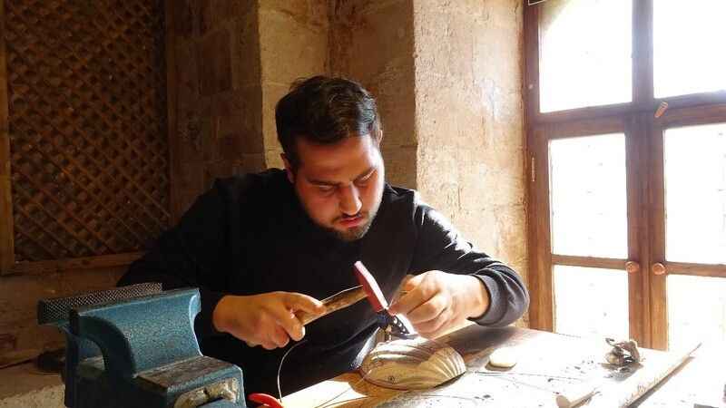 Mardinli usta, sedefçiliği tek başına ayakta tutmaya çalışıyor Mardinli usta, sedefçiliği tek başına ayakta tutmaya çalışıyor