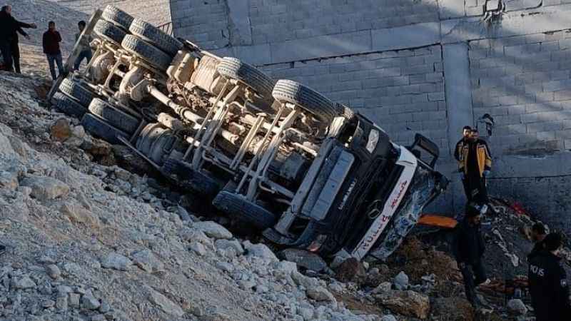 Devrilen beton mikserinde sıkışan sürücüyü itfaiye kurtardı Devrilen beton mikserinde sıkışan sürücüyü itfaiye kurtardı