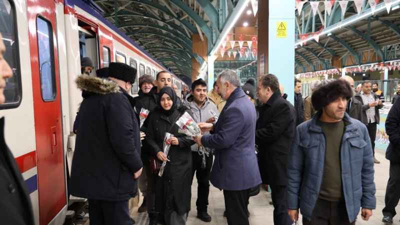 Doğu Ekspresi yolcuları Sivas'ta halayla karşılandı Doğu Ekspresi yolcuları Sivas'ta halayla karşılandı