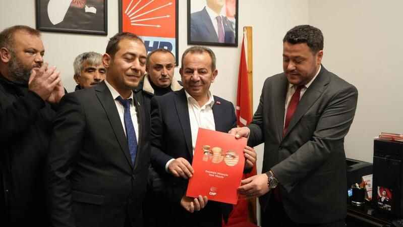 CHP’ye geri dönen Tanju Özcan, belediye başkanlığı için resmen aday oldu CHP’ye geri dönen Tanju Özcan, belediye başkanlığı için resmen aday oldu