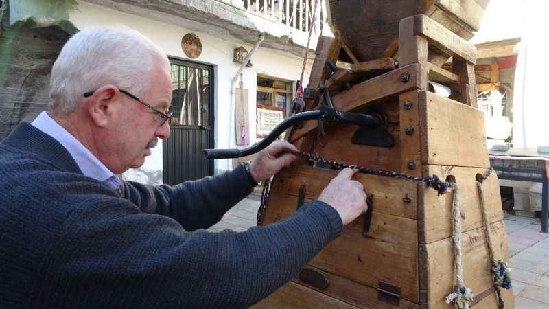 Asırlık ahşap bulgur makinesini evinde sergiliyor Asırlık ahşap bulgur makinesini evinde sergiliyor