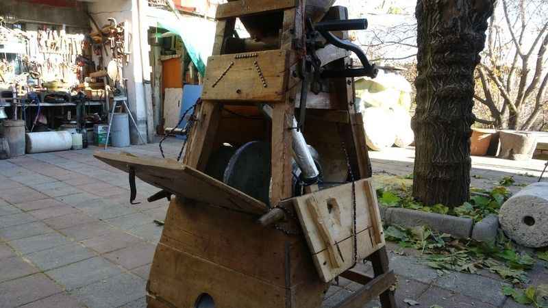 Asırlık ahşap bulgur makinesini evinde sergiliyor Asırlık ahşap bulgur makinesini evinde sergiliyor