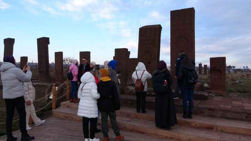 Bitlis'teki Selçuklu Mezarlığı'na ziyaretçi akını Bitlis'teki Selçuklu Mezarlığı'na ziyaretçi akını