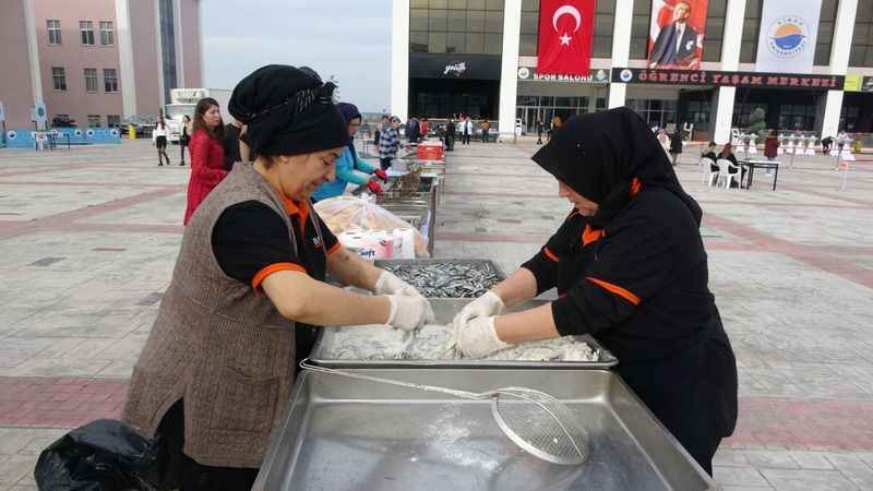 Sinop’taki hamsi şenliğinde 1 ton hamsi tüketildi Sinop’taki hamsi şenliğinde 1 ton hamsi tüketildi