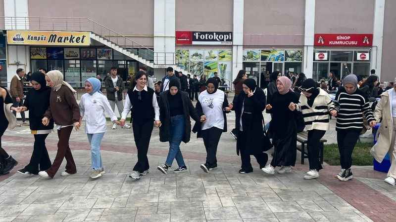 Sinop’taki hamsi şenliğinde 1 ton hamsi tüketildi Sinop’taki hamsi şenliğinde 1 ton hamsi tüketildi