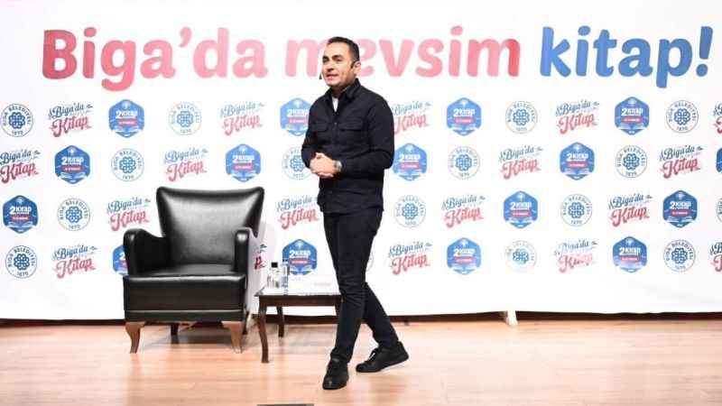 Ünlü psikolog Biga Kitap Festivali’ndeydi Ünlü psikolog Biga Kitap Festivali’ndeydi