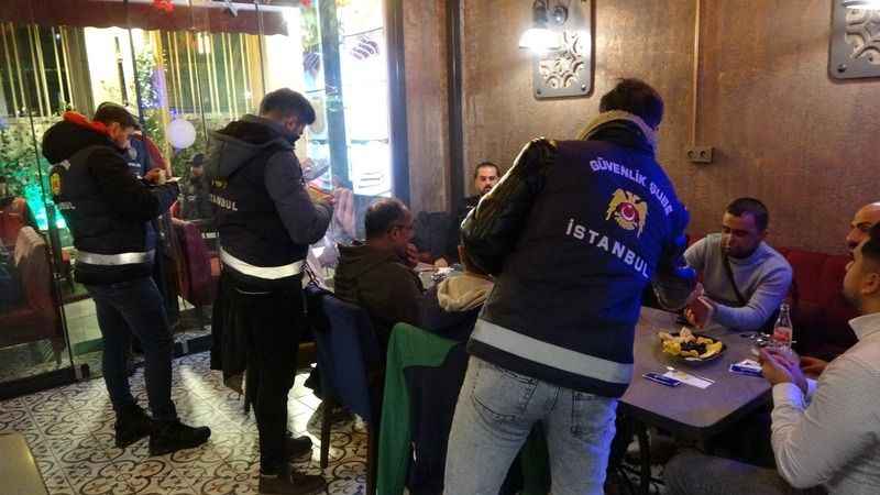 Taksim'de yılbaşı öncesi iş yerlerine denetim yapıldı Taksim'de yılbaşı öncesi iş yerlerine denetim yapıldı