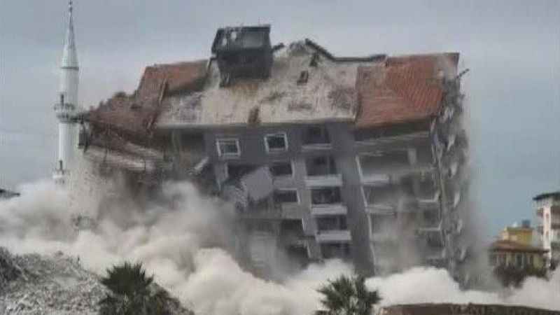 Hatay'da dinamitle patlatılan 10 katlı bina, kağıt gibi yerle bir oldu Hatay'da dinamitle patlatılan 10 katlı bina, kağıt gibi yerle bir oldu