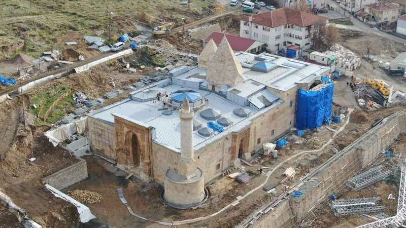 Sivas Divriği Ulu Cami'yi kapatan geçici örtü kaldırıldı Sivas Divriği Ulu Cami'yi kapatan geçici örtü kaldırıldı
