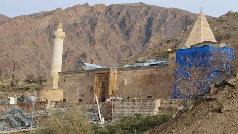 Sivas Divriği Ulu Cami'yi kapatan geçici örtü kaldırıldı Sivas Divriği Ulu Cami'yi kapatan geçici örtü kaldırıldı