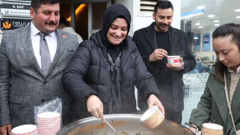Rize'de yarım saatte 1000 kase karalahana çorbası dağıtıldı Rize'de yarım saatte 1000 kase karalahana çorbası dağıtıldı
