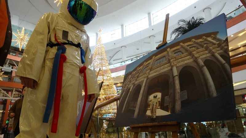 Astronot olamadı, çektiği astronot konseptli fotoğrafları sergiledi Astronot olamadı, çektiği astronot konseptli fotoğrafları sergiledi
