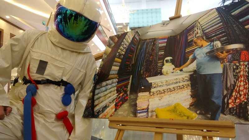 Astronot olamadı, çektiği astronot konseptli fotoğrafları sergiledi Astronot olamadı, çektiği astronot konseptli fotoğrafları sergiledi