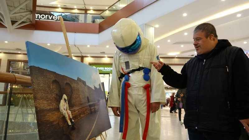 Astronot olamadı, çektiği astronot konseptli fotoğrafları sergiledi Astronot olamadı, çektiği astronot konseptli fotoğrafları sergiledi