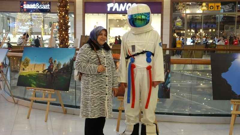 Astronot olamadı, çektiği astronot konseptli fotoğrafları sergiledi Astronot olamadı, çektiği astronot konseptli fotoğrafları sergiledi