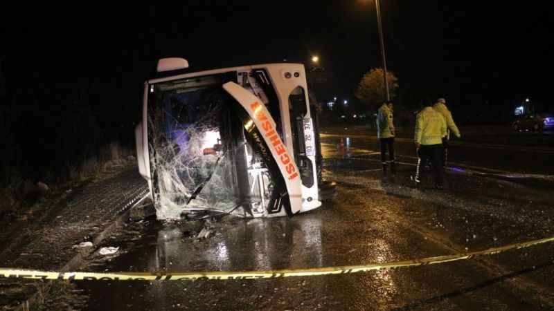 Afyonkarahisar’da midibüs devrildi: 24 kişi yaralandı