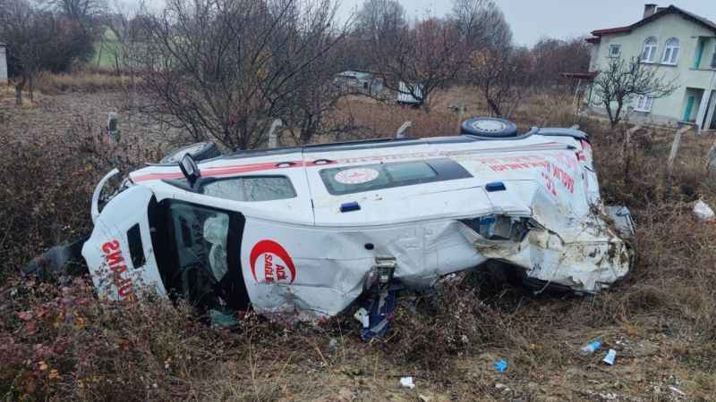 Bitlis'te hasta nakli yapan sağlık ekibi trafik kazası geçirdi: 3 yaralı Bitlis'te hasta nakli yapan sağlık ekibi trafik kazası geçirdi: 3 yaralı