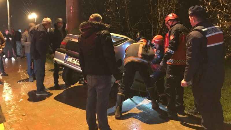 Sakarya’da kontrolden çıkan otomobil direğe çarptı: 4 yaralı Sakarya’da kontrolden çıkan otomobil direğe çarptı: 4 yaralı
