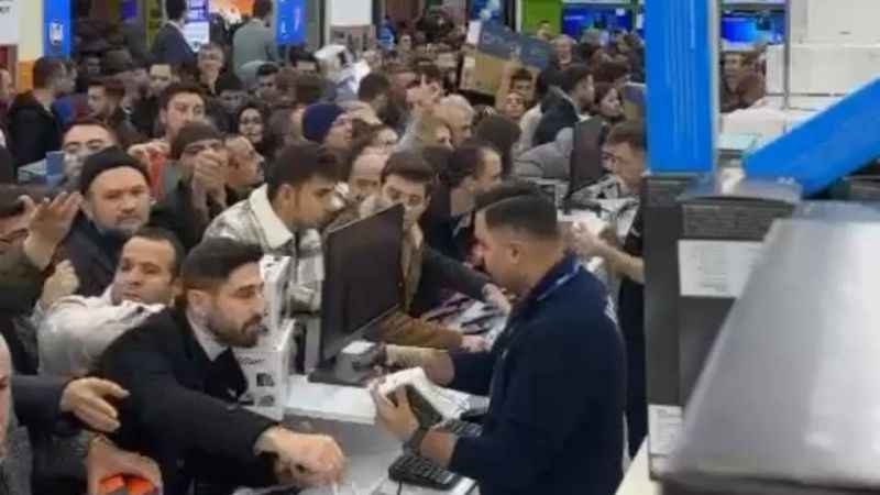 Mağaza açılışında vatandaşların izdihamı kamerada Mağaza açılışında vatandaşların izdihamı kamerada