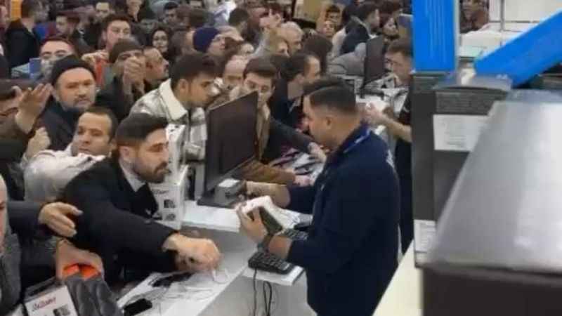 Mağaza açılışında vatandaşların izdihamı kamerada Mağaza açılışında vatandaşların izdihamı kamerada
