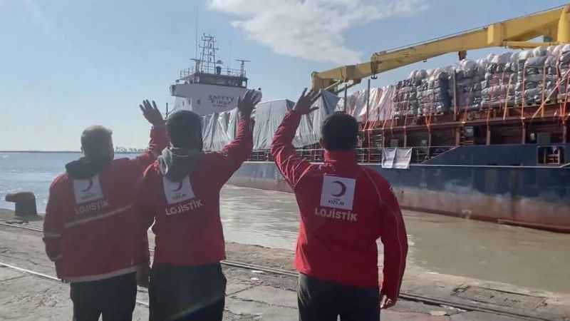 Gazze'ye yardım gemisi Mersin'den hareket etti Gazze'ye yardım gemisi Mersin'den hareket etti