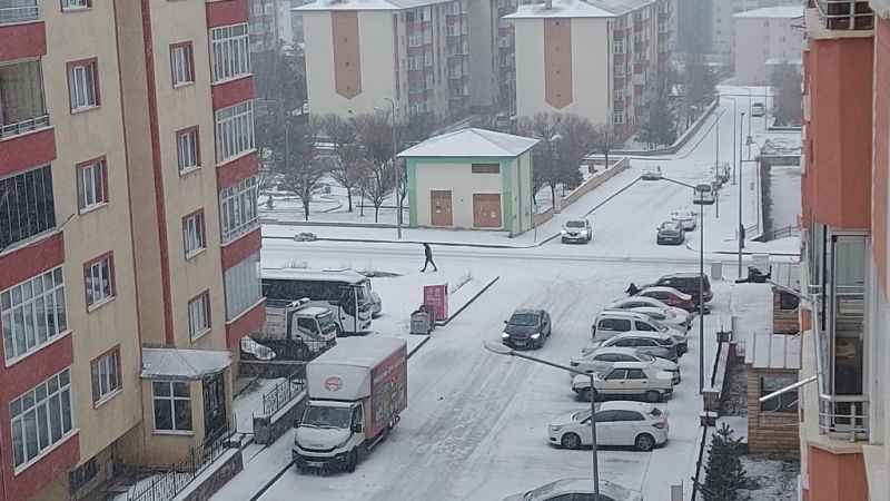 Erzurum’da kar yağışı hayatı olumsuz etkiliyor Erzurum’da kar yağışı hayatı olumsuz etkiliyor