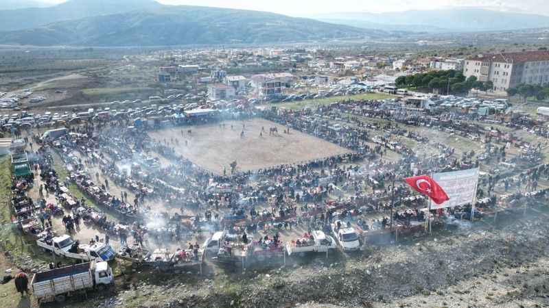 Deve güreşleri izleyenleri coşturdu Deve güreşleri izleyenleri coşturdu