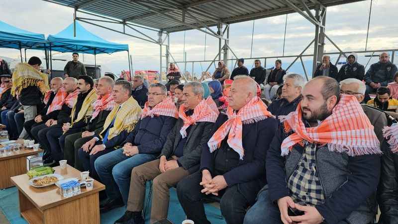 Deve güreşleri izleyenleri coşturdu Deve güreşleri izleyenleri coşturdu