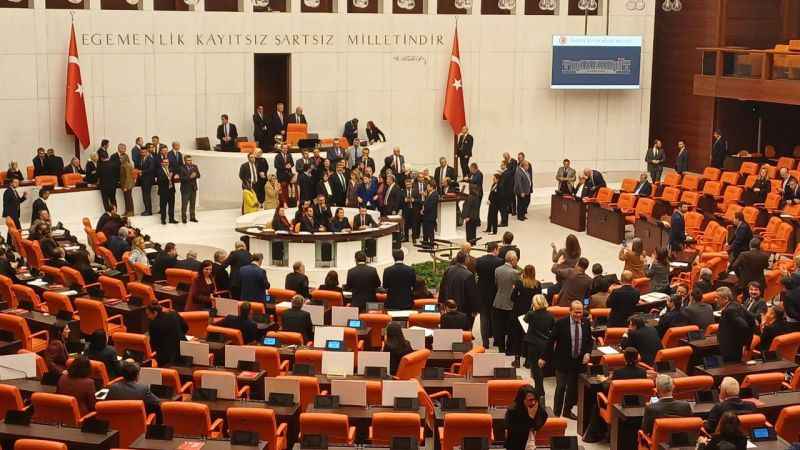 AK Partili milletvekilleri TBMM'de söz verilmemesini protesto etti AK Partili milletvekilleri TBMM'de söz verilmemesini protesto etti