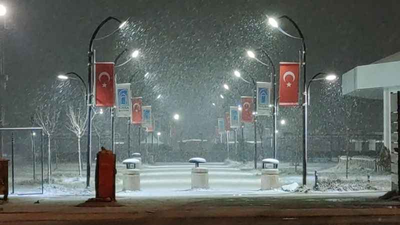 Van'a mevsimin ilk karı yağdı Van'a mevsimin ilk karı yağdı
