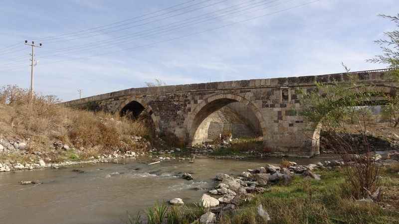Kanuni döneminde yapılan kemer köprü hala dimdik ayakta Kanuni döneminde yapılan kemer köprü hala dimdik ayakta