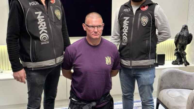 Interpol tarafından kırmızı bültenle aranan suç örgütü lideri yakalandı Interpol tarafından kırmızı bültenle aranan suç örgütü lideri yakalandı