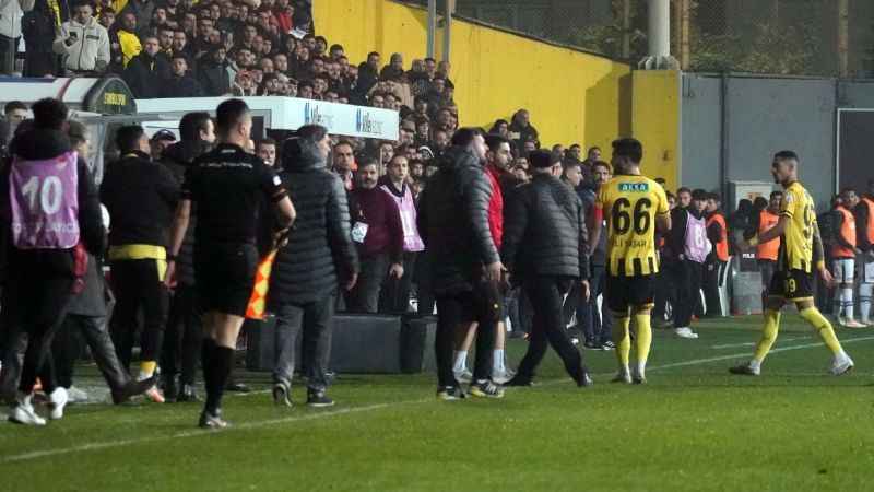 İstanbulspor Başkanı Ecmel Faik Sarıalioğlu, takımı sahadan çekti İstanbulspor Başkanı Ecmel Faik Sarıalioğlu, takımı sahadan çekti