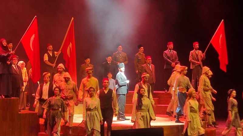 Bakan Tekin, MEB'in düzenlediği tiyatro oyununu izledi Bakan Tekin, MEB'in düzenlediği tiyatro oyununu izledi