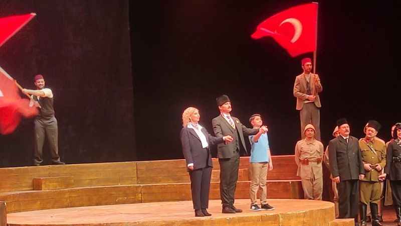 Bakan Tekin, MEB'in düzenlediği tiyatro oyununu izledi Bakan Tekin, MEB'in düzenlediği tiyatro oyununu izledi
