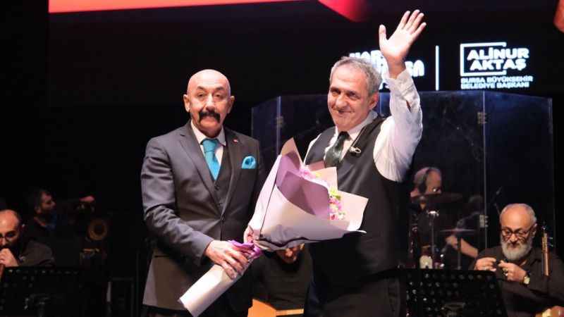 Yavuz Bingöl Bursa'da türkülerle sahnedeydi Yavuz Bingöl Bursa'da türkülerle sahnedeydi