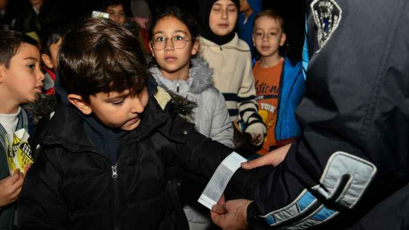 Ankara Büyükşehir Belediyesinden öğrencilere reflektörlü çıkartma ve kol bandı Ankara Büyükşehir Belediyesinden öğrencilere reflektörlü çıkartma ve kol bandı